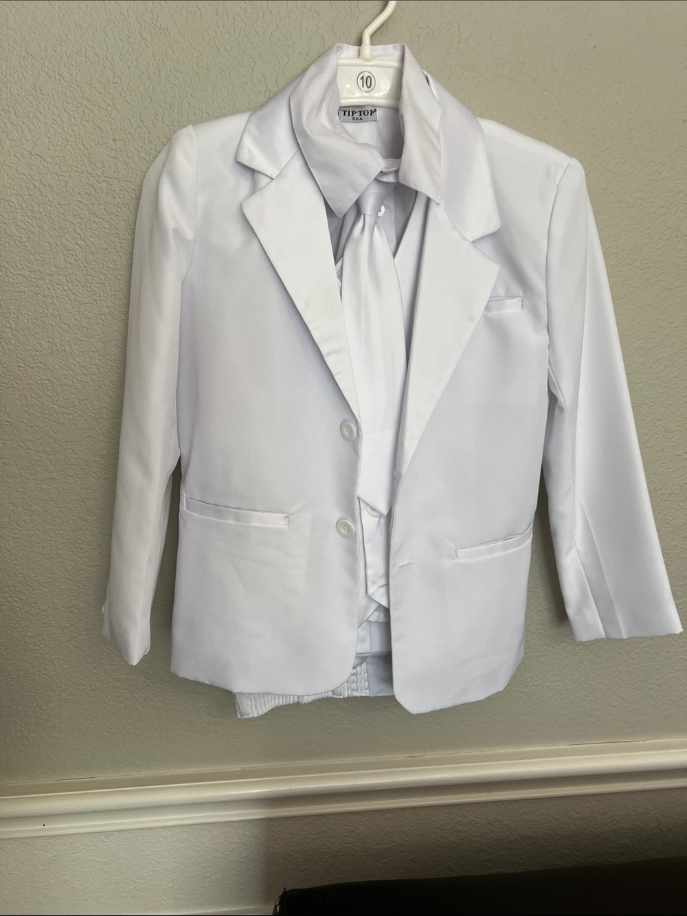 🍇🤍 Great quality Super Adorable full white tuxedo 🤍🌟🍇